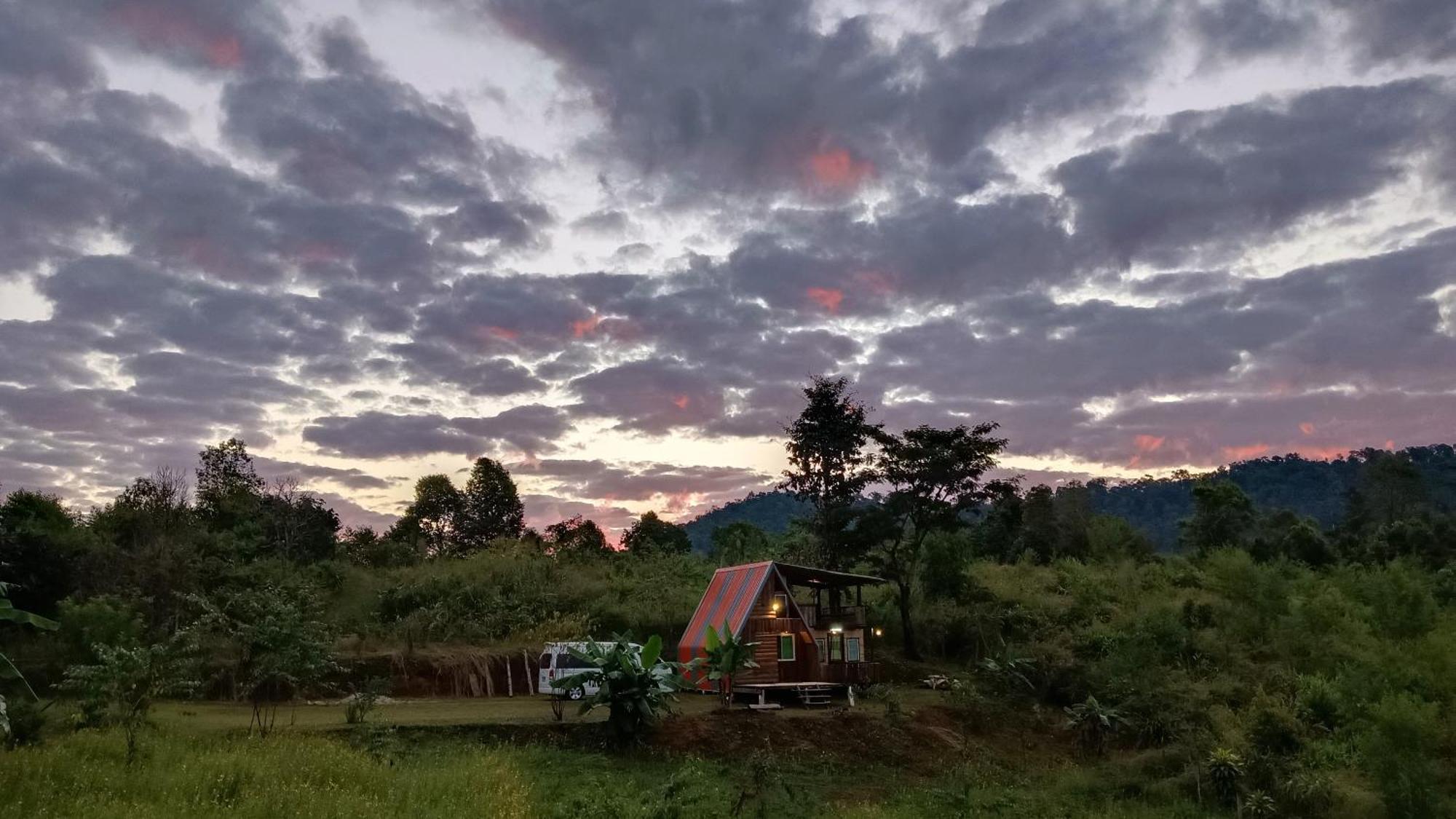 ไร่นิธิสุนทร Nithisoonthon Farmstay Mae Hong Son Exterior foto